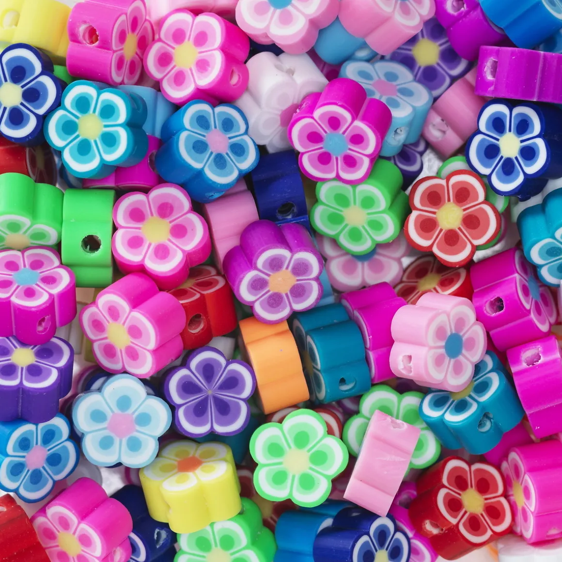 Blomsterperler af ler, ca. 100 stk. farvestrålende og detaljerede perler, ca. Ø1 cm