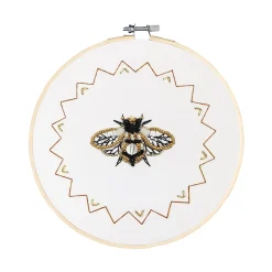 Broderikit bi Ø20 cm – broder en strålende bi fyldt med perler
