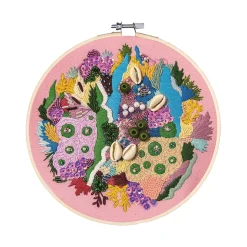 Broderikit koraller Ø20 cm – smukt motiv af koralrev med muslingeskaller og perler
