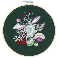 Broderikit Pearly Sea Shells Ø18 cm, alt til at brodere et motiv med muslingeskaller