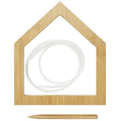 Broderiramme husform af lyst træ 19×21,5 cm + gummiliste og træpind