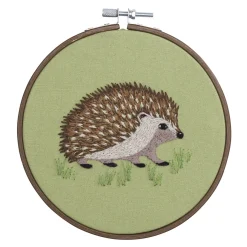 Broderisæt Pindsvin Ø15 cm – alt til at brodere et roligt skovmotiv