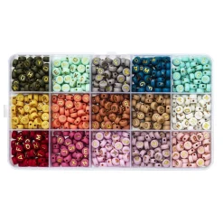 750 farverige bogstavperler i 15 farver med guldtryk, A–Z. Ø7 mm