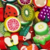 Frugtperler af ler, ca. 100 stk. farvestrålende og detaljerede perler, ca. Ø1 cm