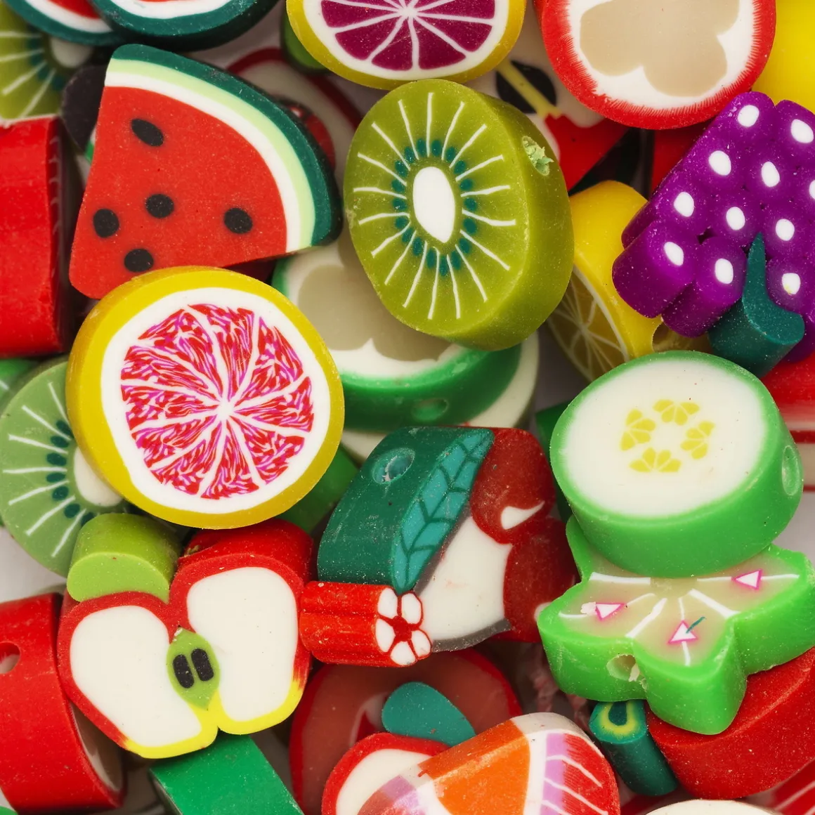 Frugtperler af ler, ca. 100 stk. farvestrålende og detaljerede perler, ca. Ø1 cm