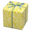 Gavepapir på rulle 10 m×57 cm – gult papir med hvide blomstermotiver