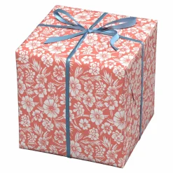 Gavepapir på rulle 10 m×57 cm – koralrosa med hvide blomstermotiver