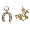 2 guldfarvede vedhæng/charms, hest 15,3×12,2 mm, hov med simili 10×13 mm