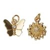 2 guldfarvede vedhæng/charms, sommerfugl 12×10 mm, blomst Ø12,5 mm
