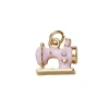 Guldfarvet vedhæng/charm klassisk symaskine med rosa farve og simili 12,5×13 mm