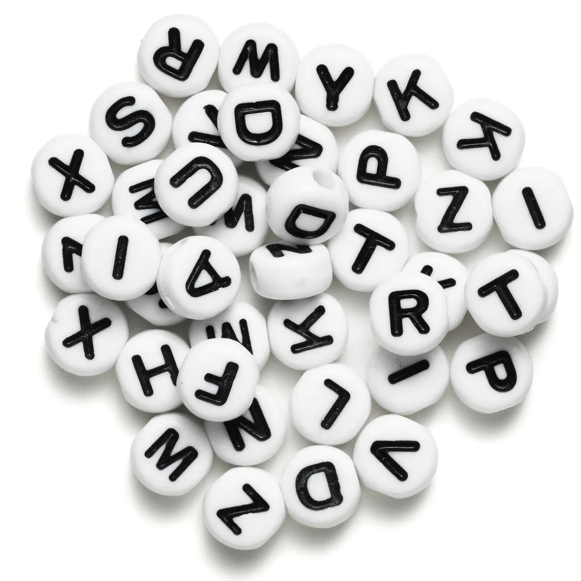 130 hvide bogstavperler A-Z med sorte bogstaver, Ø7 mm