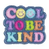 Iron-on stofmærke med teksten Cool to be kind + smileys, 65×57 mm