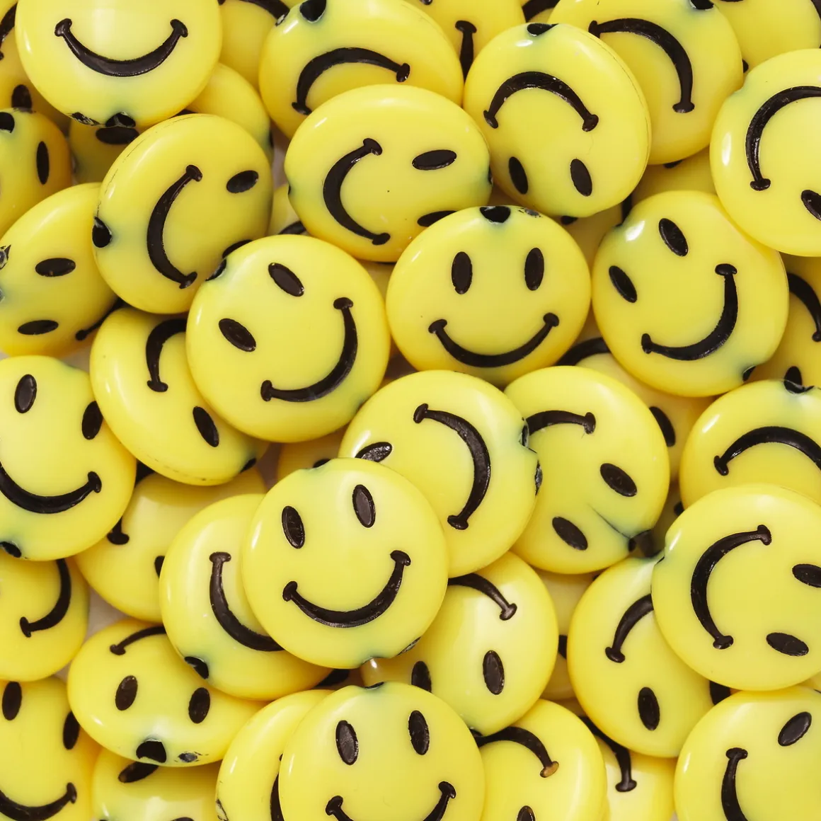 50 klart gule, store, runde smileyperler – spred glæde med smileys! Ø14 mm