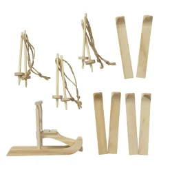 Miniaturekit med 3 par ski & stave samt en stor slæde på 10×4×7 cm. Fremstillet af lyst træ
