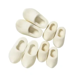 Miniaturekit med 4 par små træsko, længde 3-4 cm