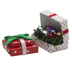 Miniaturepakke og julekugler