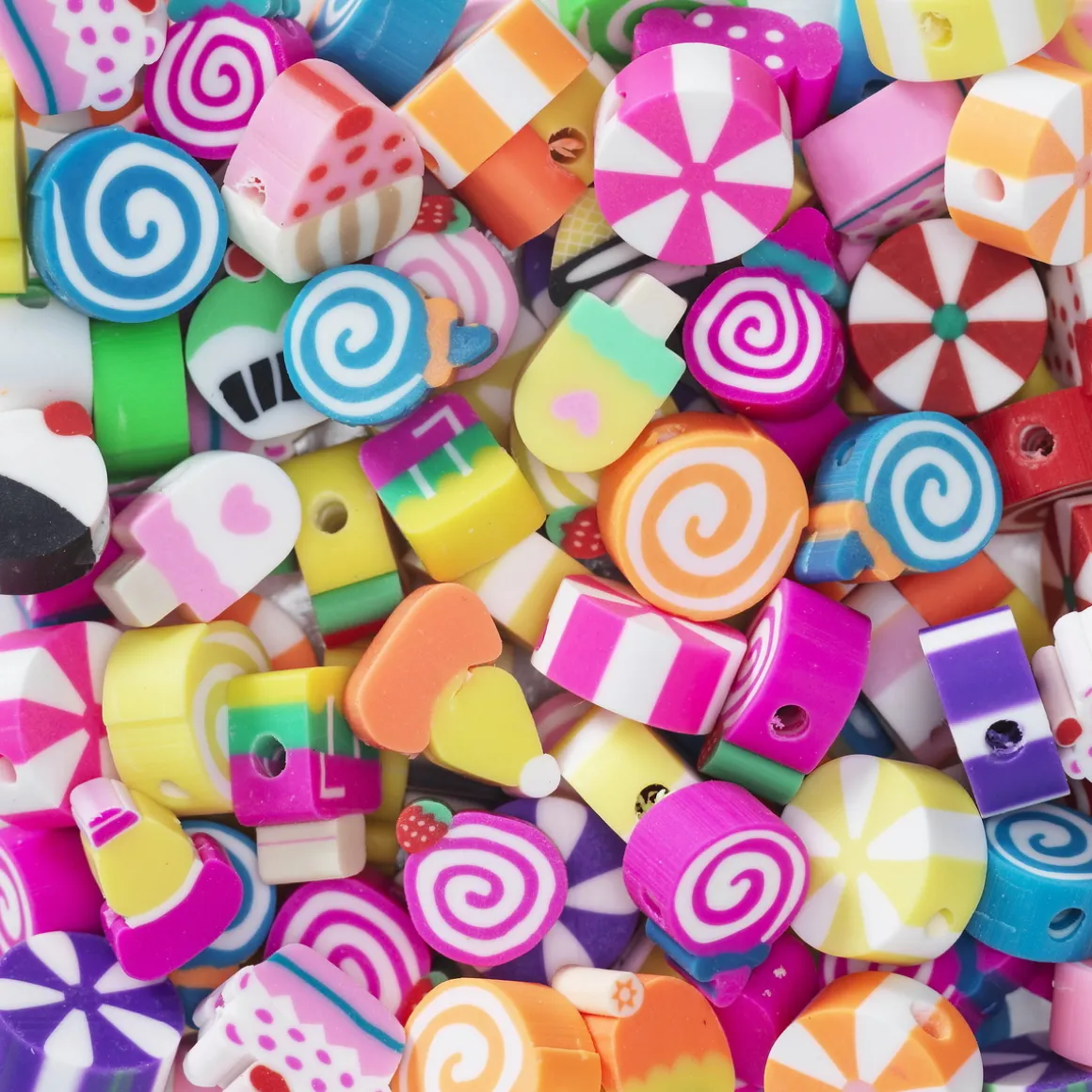 Slikperler af ler, ca. 100 stk. farvestrålende og detaljerede perler, ca. Ø1 cm