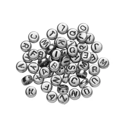 130 sølvfarvede bogstavperler A-Z med sorte bogstaver, Ø7 mm