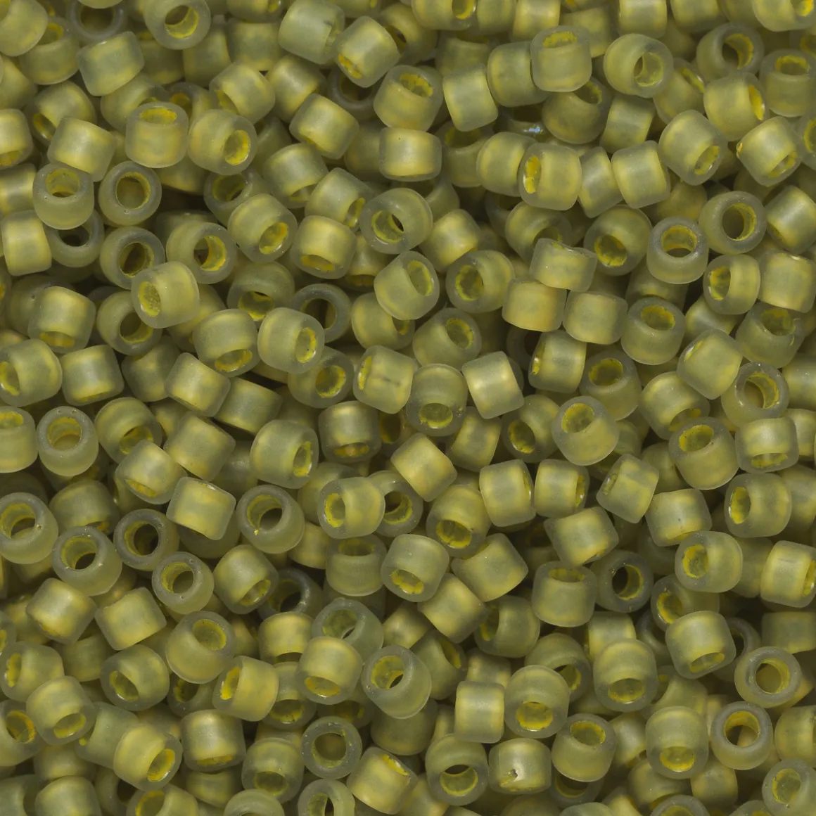 TOHO-perler 11/0 – olivengrøn frosted, 246FM Frosted yellow-lined black diamond