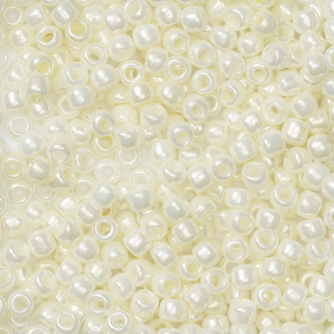TOHO-perler runde 11/0 – perlemor, 122 Opaque lustered navajo white