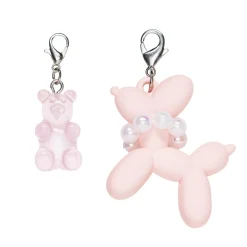 2 vedhæng/charms til dekoration – ballonhund med halsbånd og en bamse
